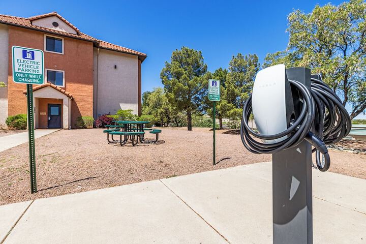 Electric vehicle charging station
