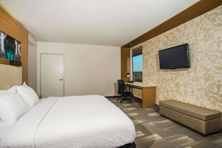1 King Bed Mobility Hearing Impaired Accessible Room (6 of 8)