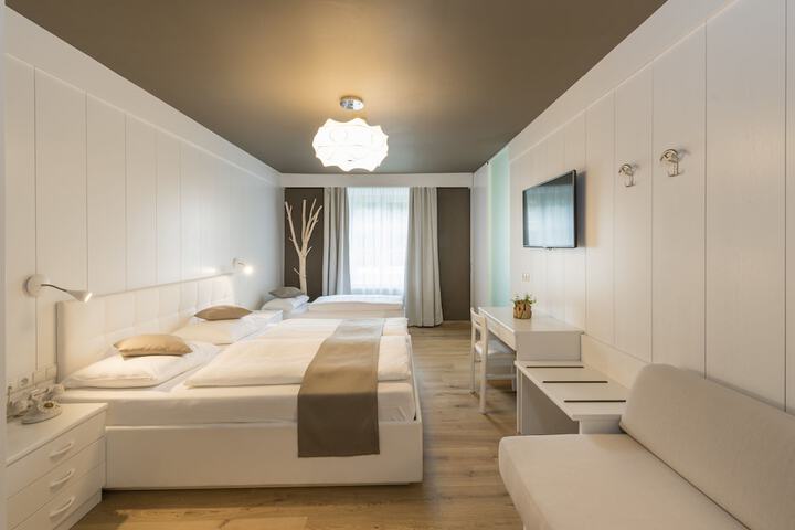 Room 4 of 100