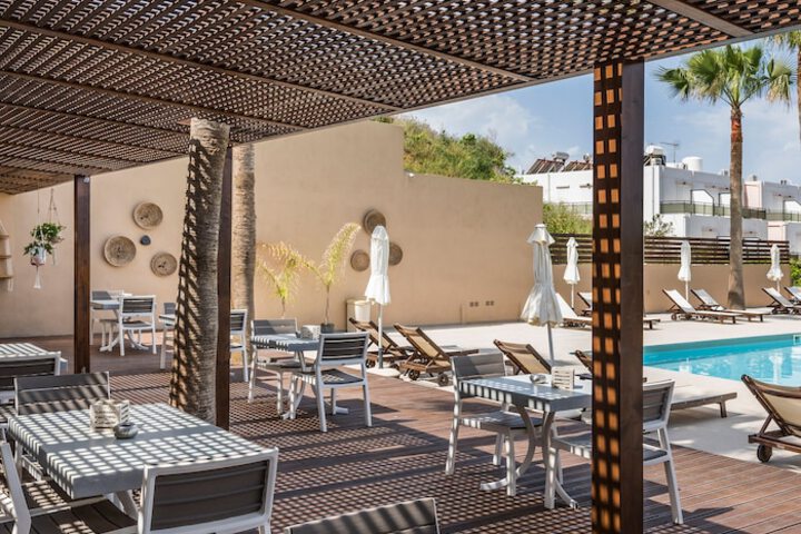 Hotel with Pool