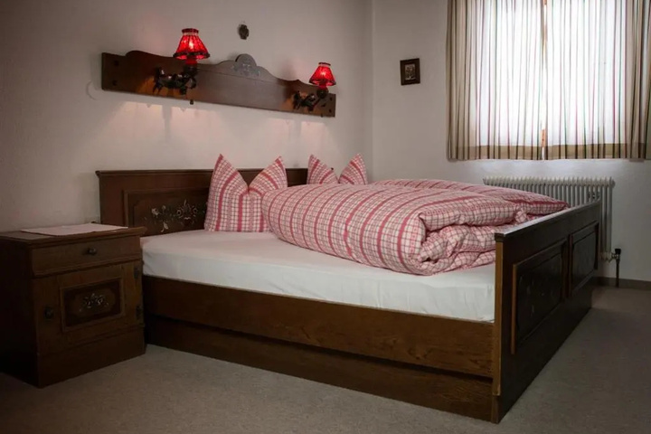 Room 4 of 9
