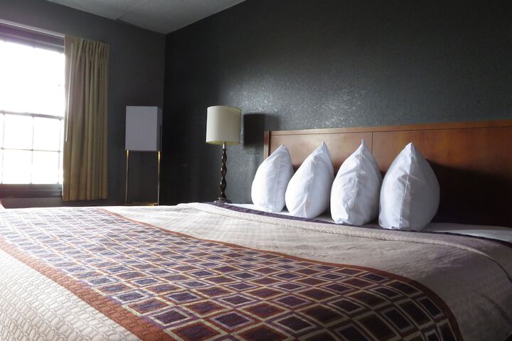 1 King Bed (9 of 10)