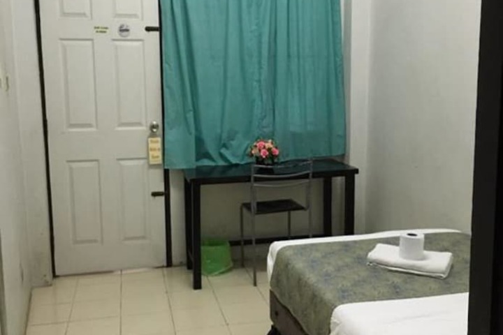 Room 6 of 16