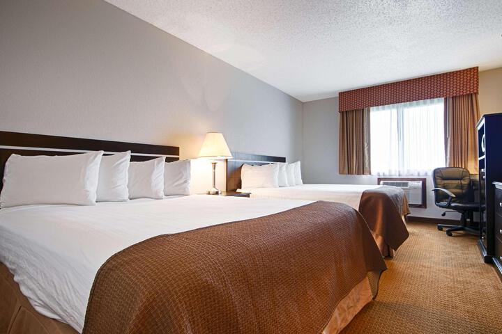 2 Queen Beds Microwave and Refrigerator 32 Inch LCD Television High Speed Internet Full Breakfast (13 of 18)