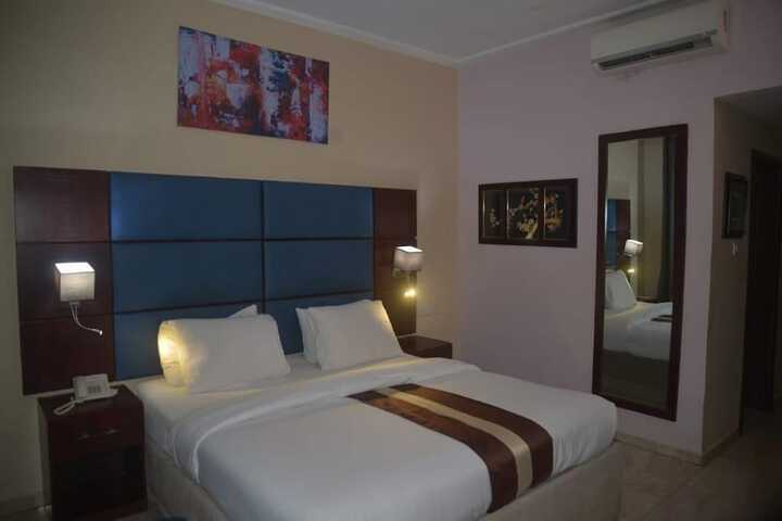 Room 11 of 32