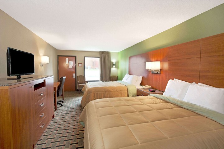 2 Queen Beds (6 of 8)