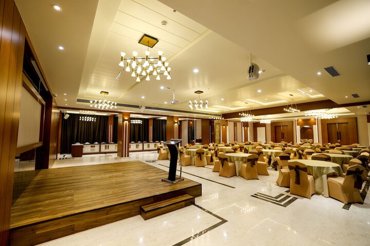 Ballroom/Hall 68 of 70