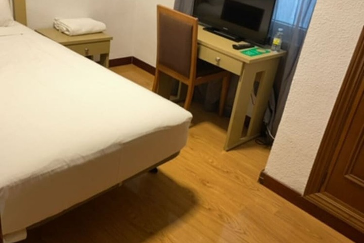 Room 10 of 38