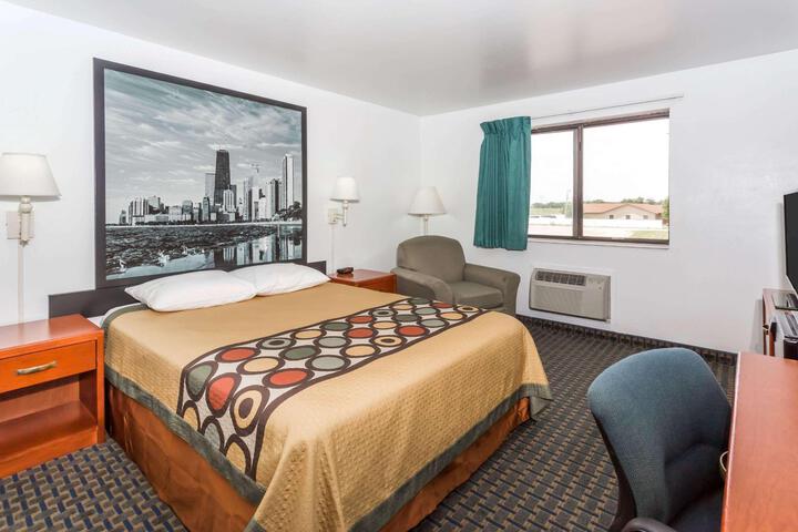1 Queen Bed (10 of 13)