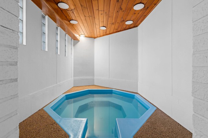 Pool Hotel