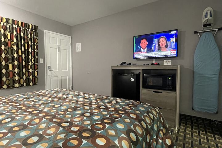1 Queen Bed (2 of 56)