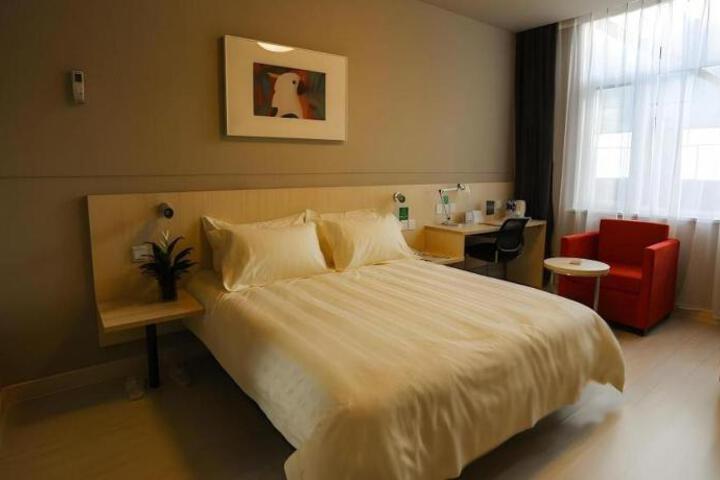 Hotel Suite Photo