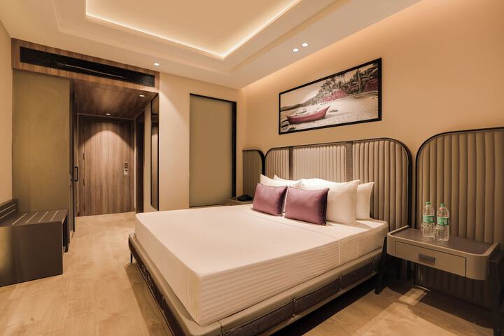 Room 9 of 35