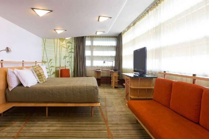 Room 6 of 11