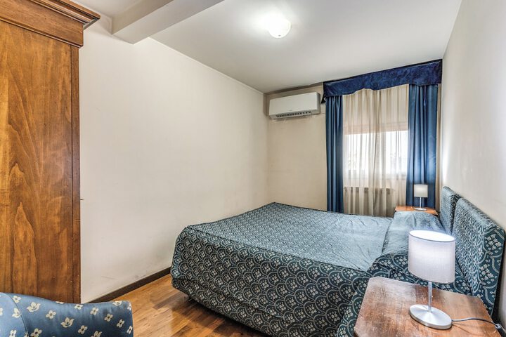 Room 10 of 37