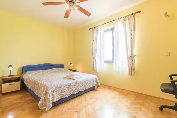 Room 4 of 18