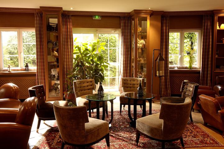 Lobby lounge
