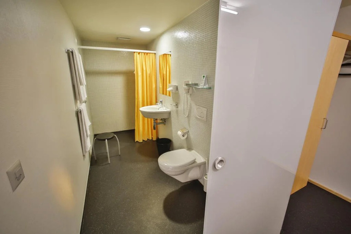 Room 6 of 11
