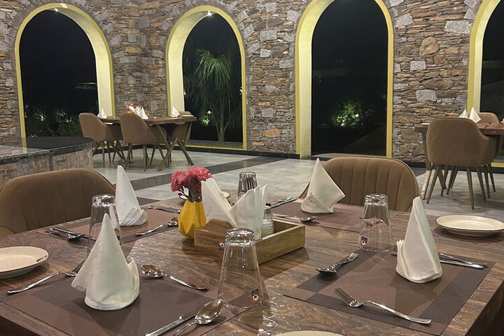 Dining 52 of 76