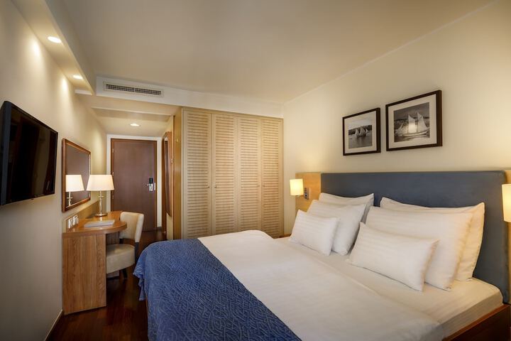 Room 8 of 72