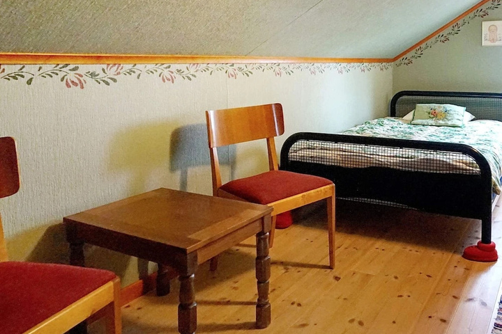 Room 6 of 14