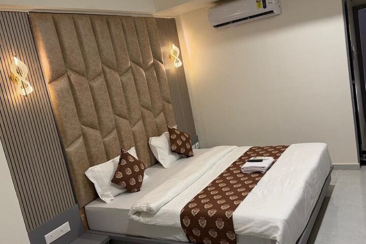 Room 7 of 11