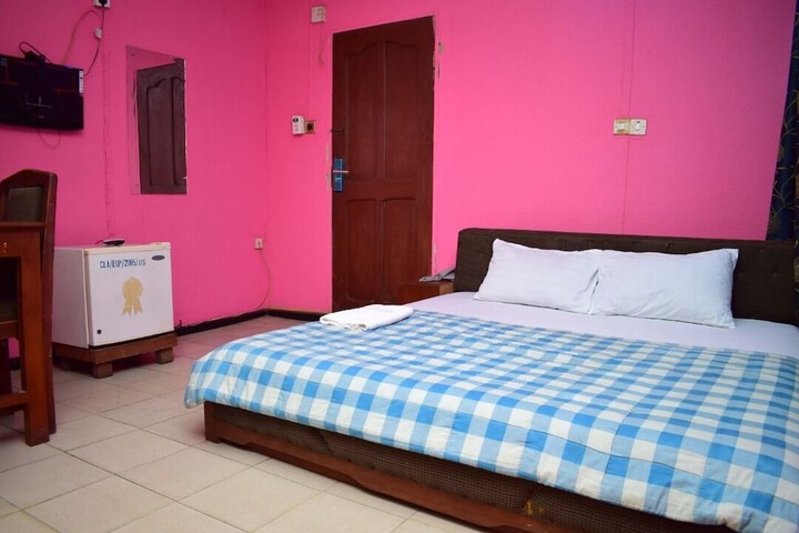 Room 8 of 12