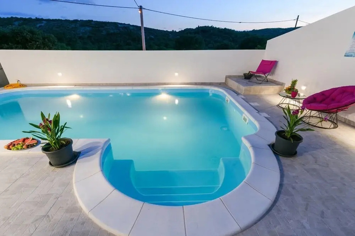 Pool 12 of 18