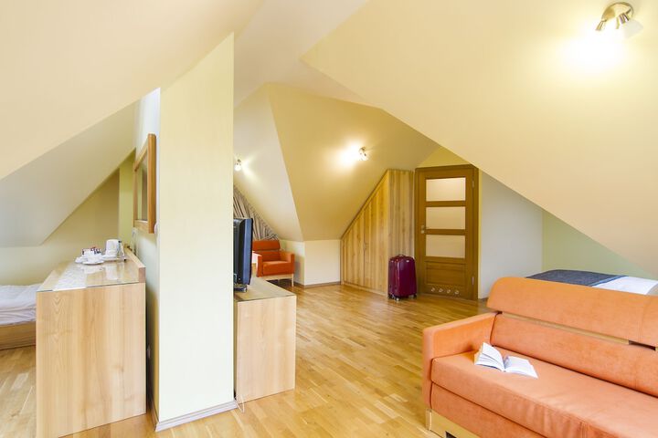 Room 12 of 68