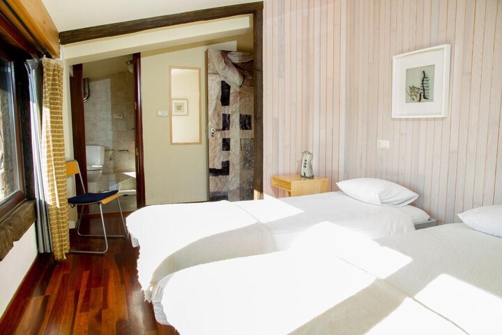 Room 8 of 34