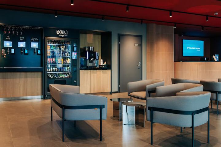 Lounge 42 of 49