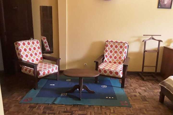 Room 4 of 9