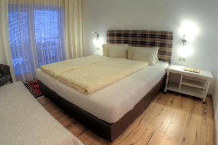 Room 6 of 18