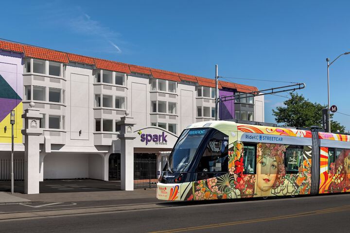 Exterior of Spark by Hilton Kansas City Plaza Streetcar