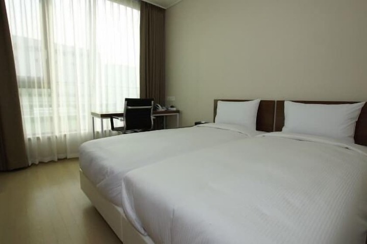 Room 6 of 20