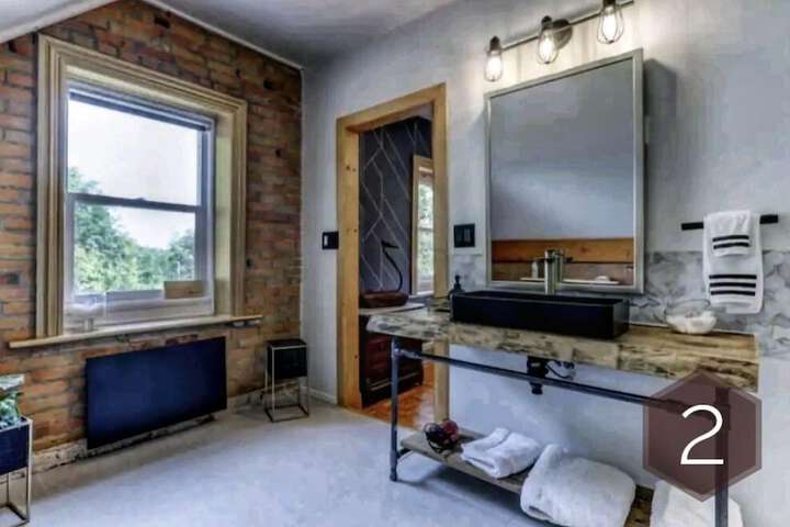 Room 17 of 36