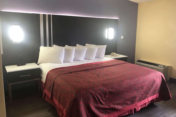 1 King Bed (7 of 8)