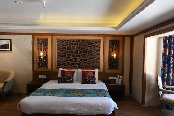 Room 2 of 10
