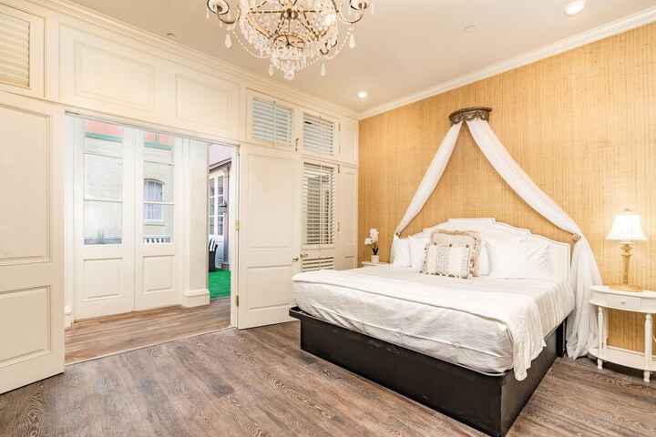Room 35 of 182