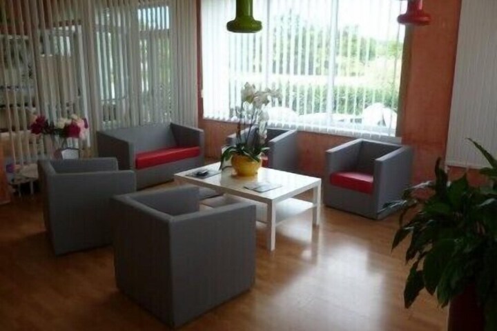 Lounge 35 of 41