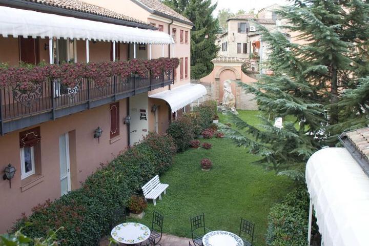 Hotel Exterior 2 of 4