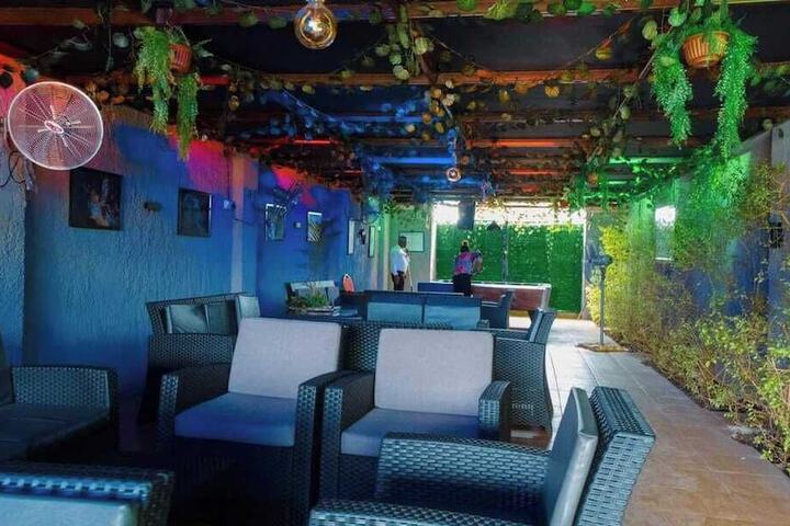 Lounge 21 of 29