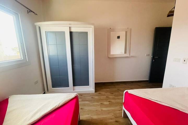 Room 27 of 108
