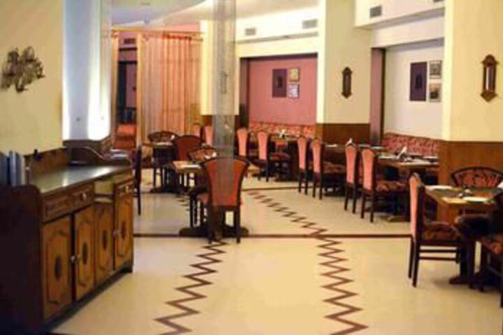 Dining 3 of 10