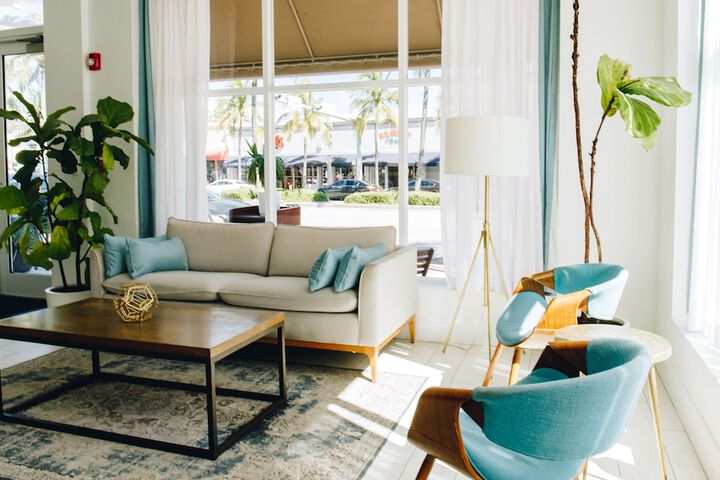 Lobby lounge