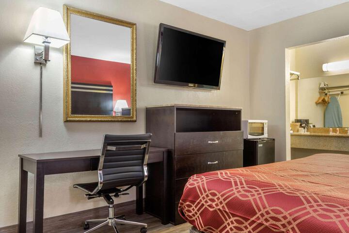 1 King Bed (3 of 7)