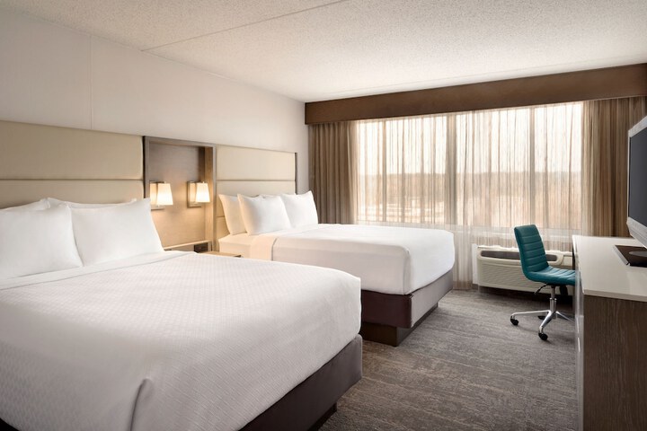 Standard Room, King or Two Doubles (4 of 6)