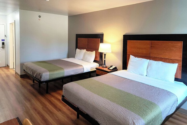2 Queen Beds (5 of 15)