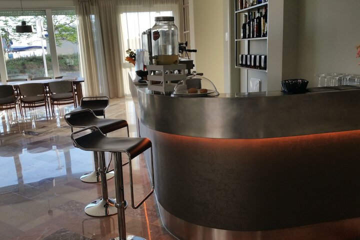 Lounge 121 of 139
