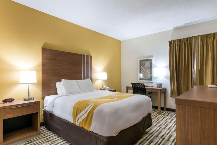 1 Queen Bed (3 of 12)